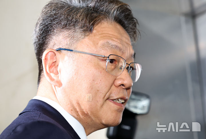 [서울=뉴시스] 최진석 기자 = 이시원 전 대통령실 공직기강비서관이 31일 서울 서초구 이명현 순직 해병 특별검사 사무실로 피의자신분으로 소환되어 출석하며 취재진의 질문에 답하고 있다. 2025.07.31. myjs@newsis.com