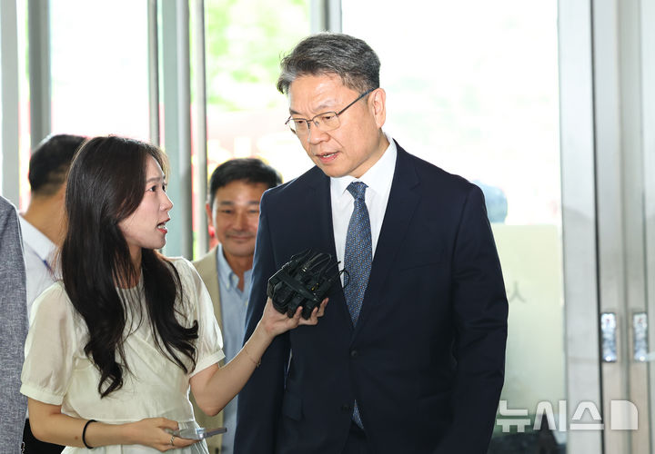 [서울=뉴시스] 최진석 기자 = 이시원 전 대통령실 공직기강비서관이 31일 서울 서초구 이명현 순직 해병 특별검사 사무실로 피의자신분으로 소환되어 출석하고 있다. 2025.07.31. myjs@newsis.com