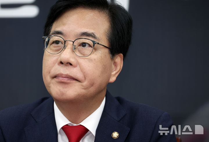 [서울=뉴시스] 김금보 기자 = 송언석 국민의힘 비상대책위원장 겸 원내대표가 31일 오전 서울 여의도 국회에서 열린 비상대책위원회의에 참석해 있다. 2025.07.31. kgb@newsis.com