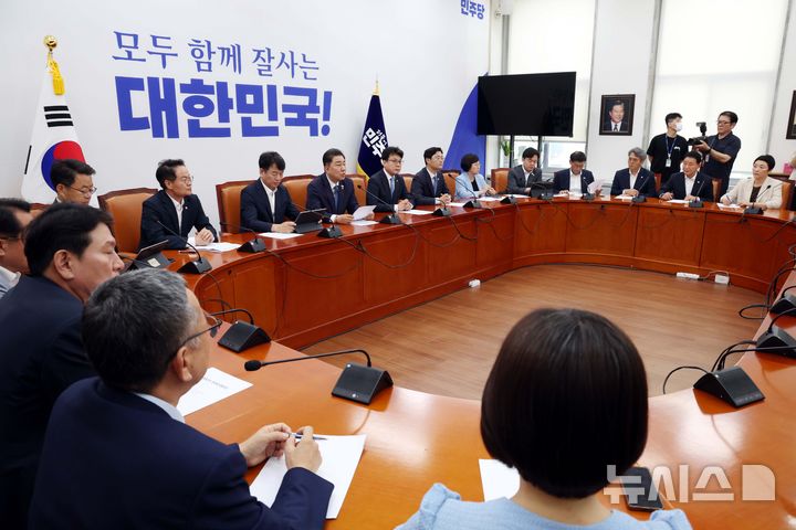 [서울=뉴시스] 조성봉 기자= 김병기 더불어민주당 당대표 직무대행 겸 원내대표가 31일 오전 서울 여의도 국회에서 열린 정책조정회의에서 발언을 하고 있다.2025.07.31 suncho21@newsis.com