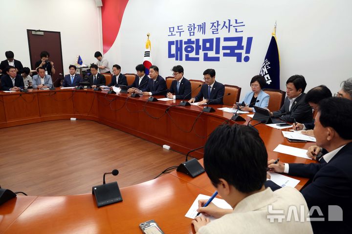 [서울=뉴시스] 조성봉 기자= 김병기 더불어민주당 당대표 직무대행 겸 원내대표가 31일 오전 서울 여의도 국회에서 열린 정책조정회의에서 발언을 하고 있다.2025.07.31 suncho21@newsis.com