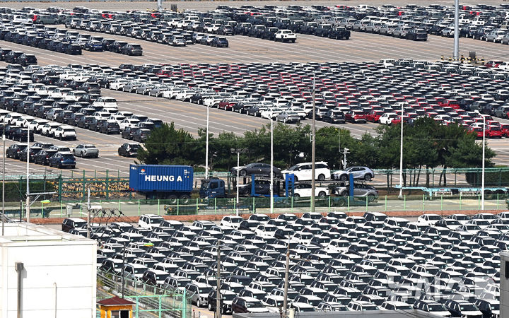 [평택=뉴시스] 김종택 기자 = 한미 관세협상이 타결된 31일 경기 평택시 포승읍 평택항 자동차 전용부두에 선적을 기다리는 수출용 차량이 세워져 있다.  도널드 트럼프 미국 대통령은 30일(현지시간) 미국이 한국에 적용한 상호관세율을 25%에서 15%로 인하하는 무역합의를 체결했다고 발표했다. 2025.07.31. jtk@newsis.com