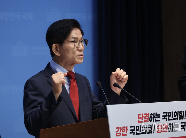 [서울=뉴시스] 김명년 기자 = 김문수 국민의힘 당대표 후보가 31일 오전 서울 여의도 국회 소통관에서 기자회견을 열고 비전·공약을 발표하고 있다. 2025.07.31. kmn@newsis.com