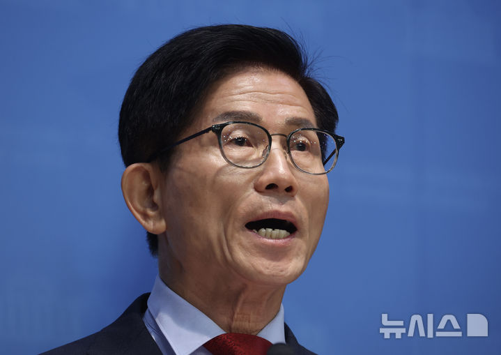 [서울=뉴시스] 김명년 기자 = 김문수 국민의힘 당대표 후보가 31일 오전 서울 여의도 국회 소통관에서 기자회견을 열고 비전·공약을 발표하고 있다. 2025.07.31. kmn@newsis.com