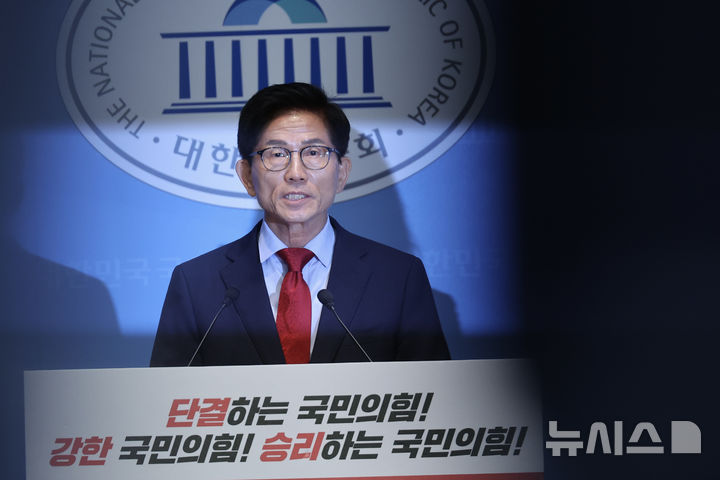 [서울=뉴시스] 김명년 기자 = 김문수 국민의힘 당대표 후보가 31일 오전 서울 여의도 국회 소통관에서 기자회견을 열고 비전·공약을 발표하고 있다. 2025.07.31. kmn@newsis.com
