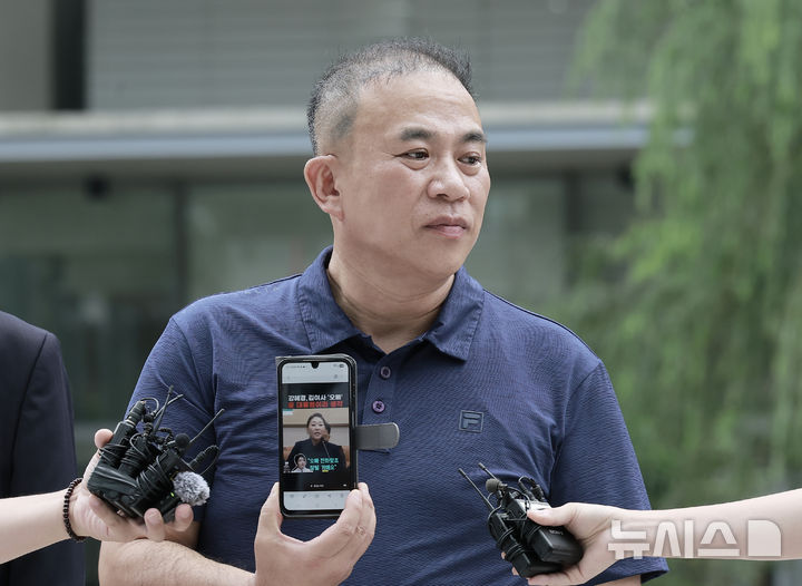 [서울=뉴시스] 정병혁 기자 = 공천개입 의혹 및 여론조사 조작 의혹을 받고 있는 명태균 씨가 31일 서울 종로구 김건희 특검팀(특별검사 민중기) 사무실로 조사를 받기 위해 출석하며 스마트폰을 들어보이고 있다. 2025.07.31. jhope@newsis.com