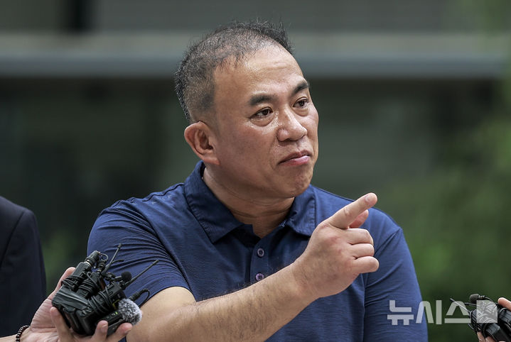 [서울=뉴시스] 공천개입 의혹 및 여론조사 조작 의혹을 받고 있는 명태균 씨가 지난 7월 31일 서울 종로구 김건희 특검팀(특별검사 민중기) 사무실로 조사받기 위해 출석하며 취재진 질문에 답하고 있다. (사진=뉴시스DB). photo@newsis.com