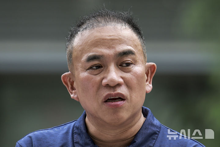 [서울=뉴시스] 정병혁 기자 = 공천개입 의혹 및 여론조사 조작 의혹을 받고 있는 명태균 씨가 31일 서울 종로구 김건희 특검팀(특별검사 민중기) 사무실로 조사를 받기 위해 출석하며 취재진 질문에 답하고 있다. 2025.07.31. jhope@newsis.com