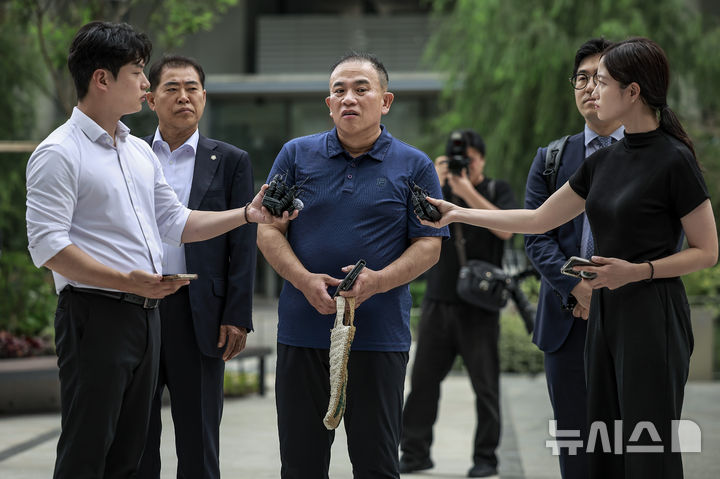 [서울=뉴시스] 정병혁 기자 = 공천개입 의혹 및 여론조사 조작 의혹을 받고 있는 명태균 씨가 31일 서울 종로구 김건희 특검팀(특별검사 민중기) 사무실로 조사를 받기 위해 출석하며 취재진 질문에 답하고 있다. 2025.07.31. jhope@newsis.com