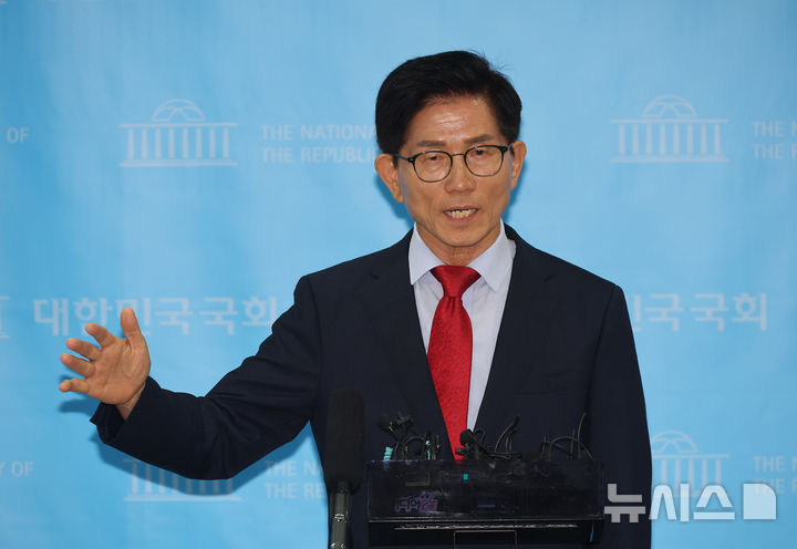 [서울=뉴시스] 김명년 기자 = 김문수 국민의힘 당대표 후보가 31일 오전 서울 여의도 국회 소통관에서 비전·공약 발표 기자회견을 마치고 취재진의 질문에 답하고 있다. 2025.07.31. kmn@newsis.com