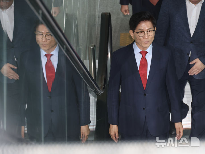[서울=뉴시스] 김명년 기자 = 김문수 국민의힘 당대표 후보가 31일 오전 서울 여의도 국회 소통관에서 비전·공약 발표 기자회견을 하기 위해 이동하고 있다. 2025.07.31. kmn@newsis.com