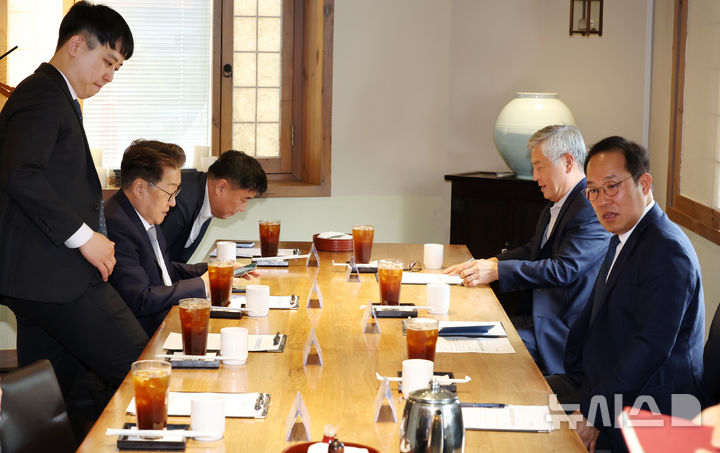 [서울=뉴시스] 조성우 기자 = 지난달 31일 오전 서울 중구 달개비에서 열린 수련협의체 제2차 회의에서 김국일(오른쪽) 보건복지부 보건의료정책관과 한성존(왼쪽) 대한전공의협의회 비상대책위원장이 인사를 나눈 뒤 자리에 앉고 있다. 2025.07.31. xconfind@newsis.com