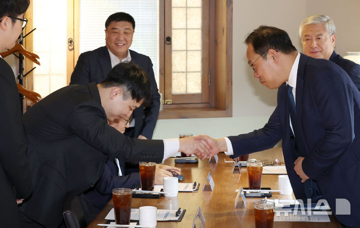 [서울=뉴시스] 조성우 기자 = 31일 오전 서울 중구 달개비에서 열린 수련협의체 제2차 회의에서 김국일(오른쪽) 보건복지부 보건의료정책관과 한성존(왼쪽) 대한전공의협의회 비상대책위원장이 인사를 나누고 있다. 2025.07.31. xconfind@newsis.com