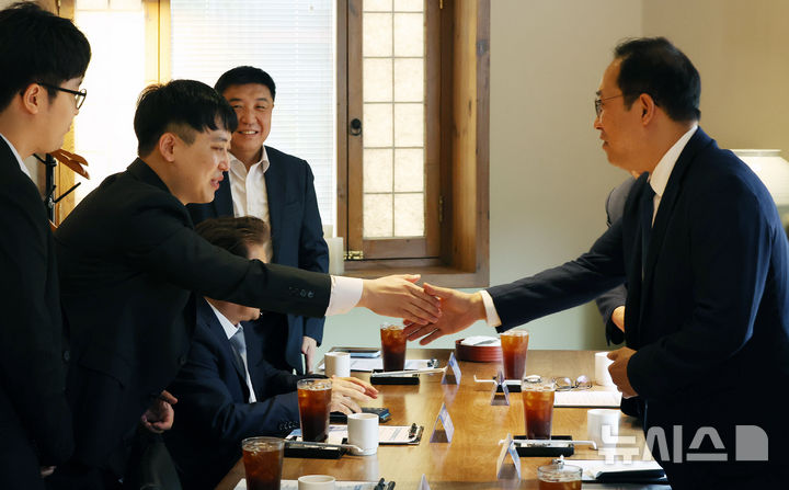 [서울=뉴시스] 조성우 기자 = 지난 7월 31일 오전 서울 중구 달개비에서 열린 수련협의체 제2차 회의에서 김국일(오른쪽) 보건복지부 보건의료정책관과 한성존(왼쪽 두 번째) 대한전공의협의회 비상대책위원장 등이 인사를 나누고 있다. 2025.07.31. xconfind@newsis.com