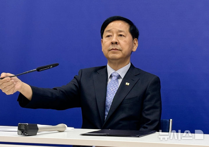 [워싱턴=뉴시스] 이윤희 특파원 = 구윤철 부총리 겸 기획재정부 장관이 30일(현지 시간) 미국 워싱턴 주미 한국대사관에서 미국과의 관세 협상에 대해 브리핑 하기 앞서 마이크를 조정하고 있다. 2025.07.31 sympathy@newsis.com