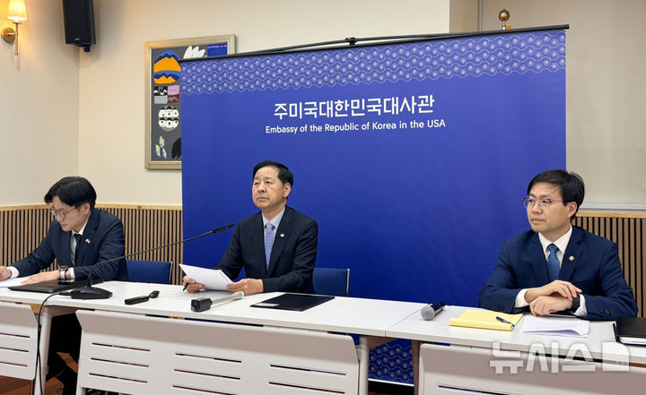 [워싱턴=뉴시스] 이윤희 특파원 = 구윤철 부총리 겸 기획재정부 장관이 30일(현지 시간) 미국 워싱턴 주미 한국대사관에서 미국과의 관세 협상에 대해 브리핑을 하고 있다. 왼쪽부터 김정관 산업통상자원부 장관, 구 부총리, 여한구 산업통상자원부 통상교섭본부장. 2025.07.31 sympathy@newsis.com