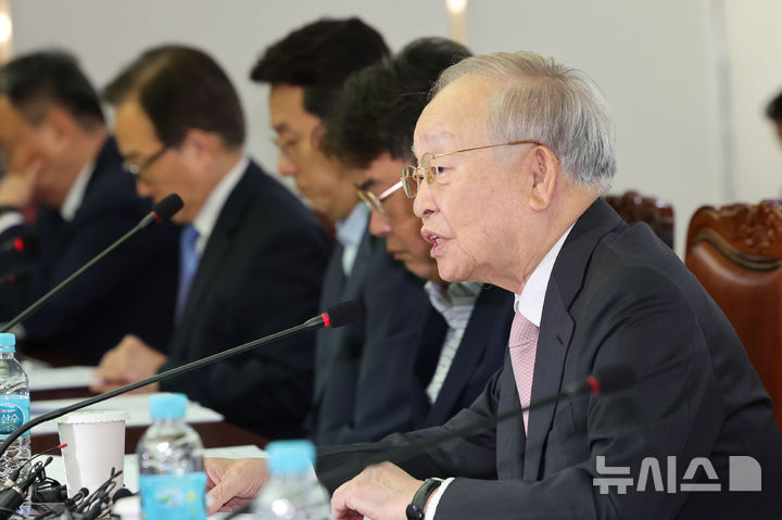 [서울=뉴시스] 권창회 기자 = 손경식 경총 회장이 31일 오전 서울 마포구 경총회관에서 열린 노동조합법 개정 관련 긴급 기자회견에서 발언하고 있다. 2025.07.31. kch0523@newsis.com