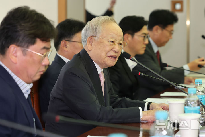 [서울=뉴시스] 권창회 기자 = 손경식 경총 회장이 31일 오전 서울 마포구 경총회관에서 열린 노동조합법 개정 관련 긴급 기자회견에서 발언하고 있다. 2025.07.31. kch0523@newsis.com