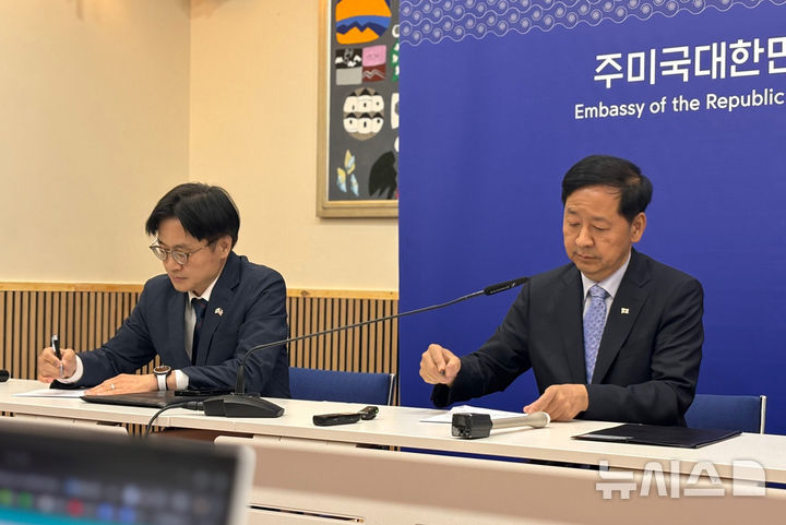 [워싱턴=뉴시스] 이윤희 특파원 = 구윤철(오른쪽) 부총리 겸 기획재정부 장관과 김정관 산업통상자원부 장관이 30일(현지 시간) 미국 워싱턴 주미 한국대사관에서 미국과의 관세 협상에 대해 브리핑 하기 앞서 자료를 보고 있다. 2025.07.31 sympathy@newsis.com