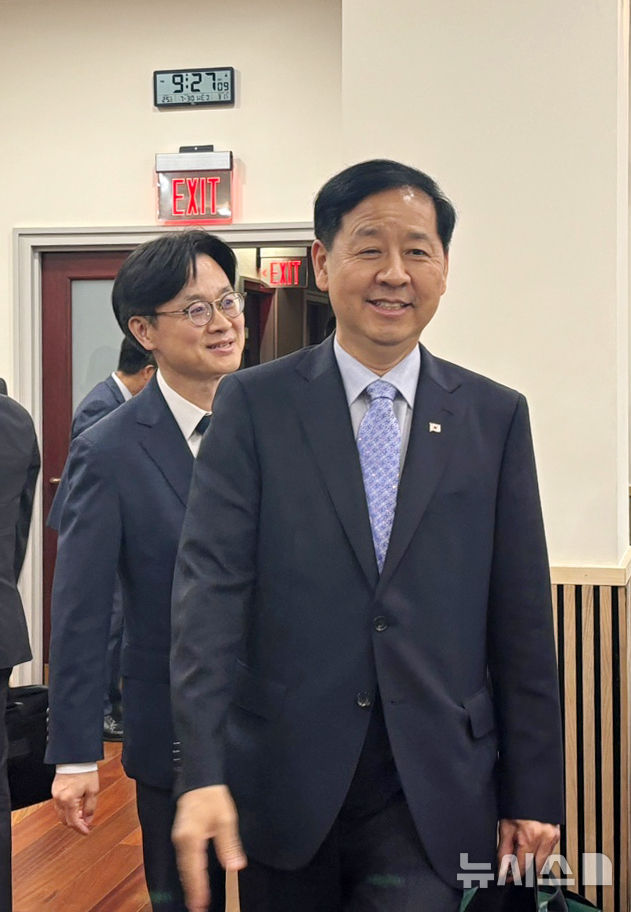 [워싱턴=뉴시스] 이윤희 특파원 = 구윤철(오른쪽) 부총리 겸 기획재정부 장관과 김정관 산업통상자원부 장관이 30일(현지 시간) 미국 워싱턴 주미 한국대사관에서 미국과의 관세 협상에 대해 브리핑 하기 위해 입장하고 있다. 2025.07.31 sympathy@newsis.com