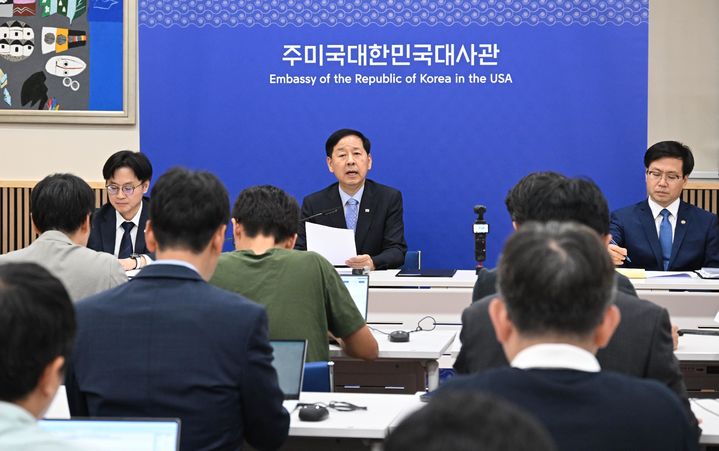 [서울=뉴시스] 구윤철 부총리 겸 기획재정부 장관이 30일(현지 시간) 미국 워싱턴 주미한국대사관에서 열린 '한-미 통상협의 결과브리핑'에서 발표문을 낭독하고 있다. 왼쪽부터 김정관 산업통상자원부장관, 구 부총리, 여한구 통상교섭본부장. (사진=기획재정부 제공) 2025.07.31. photo@newsis.com *재판매 및 DB 금지