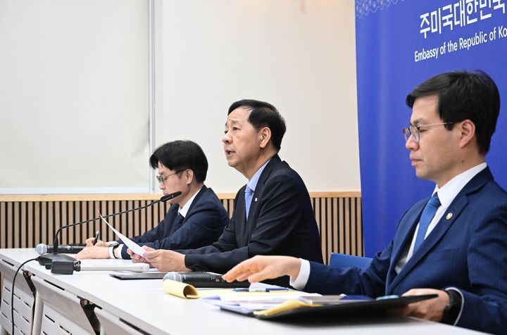 [서울=뉴시스] 구윤철 부총리 겸 기획재정부 장관이 30일(현지 시간) 미국 워싱턴 주미한국대사관에서 열린 '한-미 통상협의 결과브리핑'에서 발표문을 낭독하고 있다. 왼쪽부터 김정관 산업통상자원부장관, 구 부총리, 여한구 통상교섭본부장. (사진=기획재정부 제공) 2025.07.31. photo@newsis.com *재판매 및 DB 금지