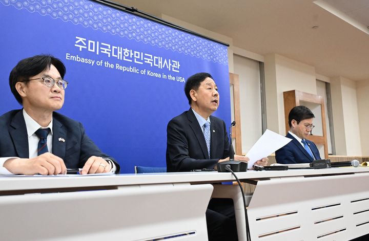 [서울=뉴시스] 구윤철 부총리 겸 기획재정부 장관이 30일(현지 시간) 미국 워싱턴 주미한국대사관에서 열린 '한-미 통상협의 결과브리핑'에서 발표문을 낭독하고 있다. 왼쪽부터 김정관 산업통상자원부장관, 구 부총리, 여한구 통상교섭본부장. (사진=기획재정부 제공) 2025.07.31. photo@newsis.com *재판매 및 DB 금지