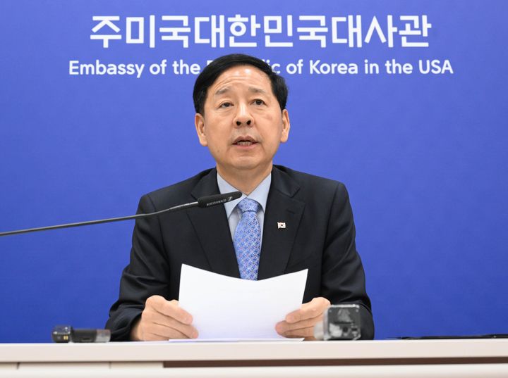 [서울=뉴시스] 구윤철 부총리 겸 기획재정부 장관이 30일(현지 시간) 미국 워싱턴 주미한국대사관에서 열린 '한-미 통상협의 결과브리핑'에서 발표문을 낭독하고 있다. (사진=기획재정부 제공) 2025.07.31. photo@newsis.com *재판매 및 DB 금지