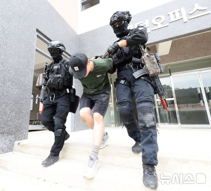 [인천=뉴시스] 전진환 기자 = 31일 인천 서구 인천도시지역전투훈련장에서 진행된 대테러 초동조치훈련 및 도시지역 탐색격멸훈련에서 51사단 장병들이 테러용의자를 체포해 나오고 있다. 2025.07.31.amin2@newsis.com