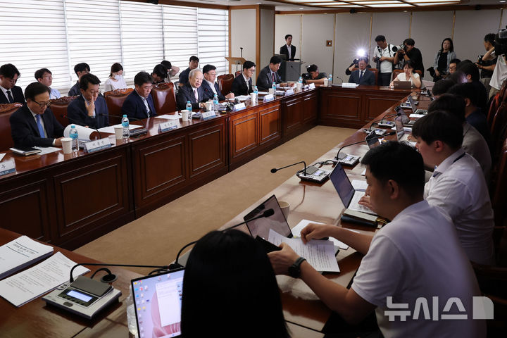 [서울=뉴시스] 권창회 기자 = 손경식 경총 회장이 31일 오전 서울 마포구 경총회관에서 열린 노동조합법 개정 관련 긴급 기자회견에서 발언하고 있다. 2025.07.31. kch0523@newsis.com