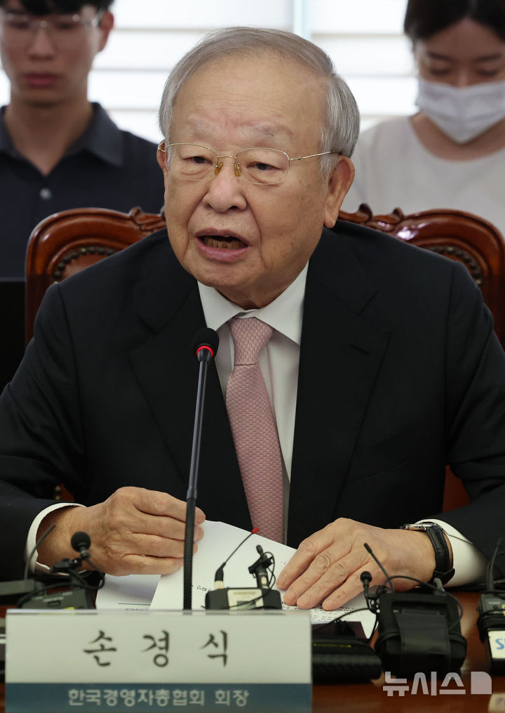 [서울=뉴시스] 권창회 기자 = 손경식 경총 회장이 31일 오전 서울 마포구 경총회관에서 열린 노동조합법 개정 관련 긴급 기자회견에서 발언하고 있다. 2025.07.31. kch0523@newsis.com