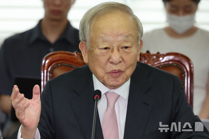 [서울=뉴시스] 권창회 기자 = 손경식 경총 회장이 31일 오전 서울 마포구 경총회관에서 열린 노동조합법 개정 관련 긴급 기자회견에서 취재진 질의에 답하고 있다. 2025.07.31. kch0523@newsis.com