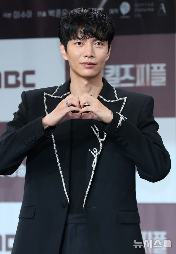 [서울=뉴시스] 김혜진 기자 = 배우 이민기가 31일 오전 서울 마포구 MBC에서 열린 새 금토드라마 '메리 킬즈 피플' 제작발표회에서 포즈를 취하고 있다. 2025.07.31. jini@newsis.com