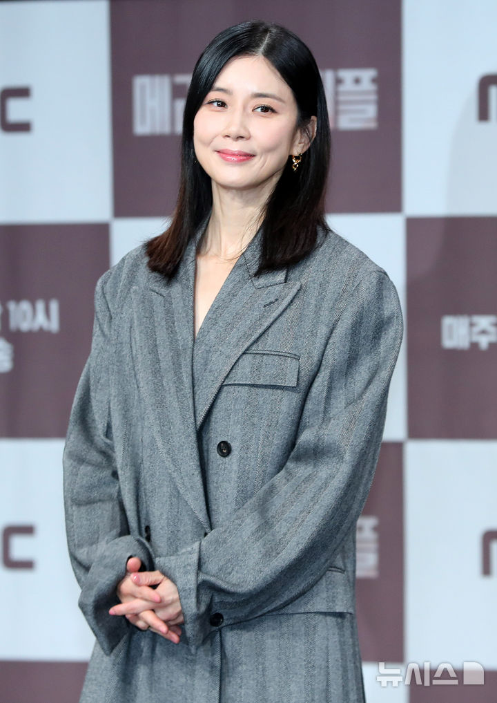 [서울=뉴시스] 김혜진 기자 = 배우 이보영이 31일 오전 서울 마포구 MBC에서 열린 새 금토드라마 '메리 킬즈 피플' 제작발표회에서 포즈를 취하고 있다. 2025.07.31. jini@newsis.com