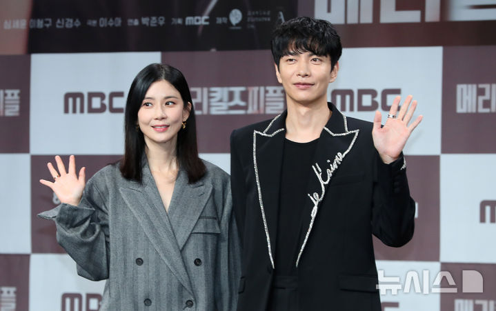 [서울=뉴시스] 김혜진 기자 = 배우 이보영(왼쪽), 이민기가 31일 오전 서울 마포구 MBC에서 열린 새 금토드라마 '메리 킬즈 피플' 제작발표회에서 포즈를 취하고 있다. 2025.07.31. jini@newsis.com