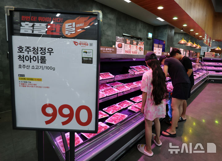 [서울=뉴시스] 이영환 기자 = 31일 오전 서울 강서구 홈플러스 메가푸드마켓 라이브 강서점에서 열린 앵콜 홈플런 NOW 할인전에서 호주청정우 척아이롤이 100g 당 990원에 판매되고 있다. 2025.07.31. 20hwan@newsis.com