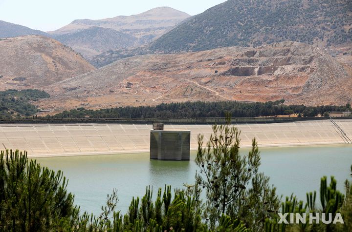 [카라운 호수( 레바논)= AP/뉴시스] 레바논 서부 베카 지역에 있는 국내 최대 인공호수 카라운 호에 지난 해 7월 30일 가뭄으로 수위가 내려가고 수중 시설이 드러났다가 다시 물이 고이기 시작하는 모습.&nbsp; 지금은 겨울비와 리타니강 수위 증가로 3년 연속의 가뭄 피해를 극복하고 농업을 재개할 희망의 조짐이 보이고 있다. 2026. 01. 28. 