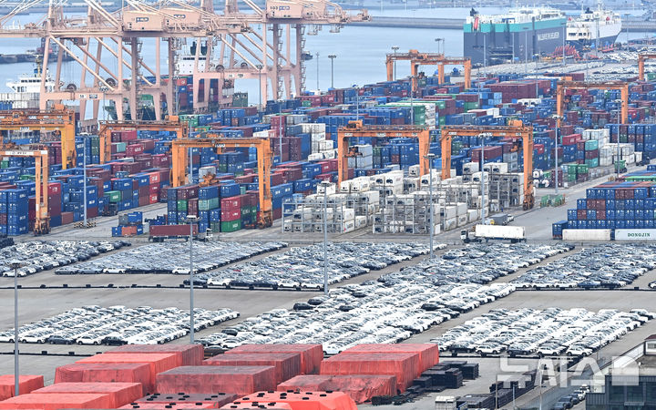 [평택=뉴시스] 김종택 기자 = 한미 관세협상이 타결된 31일 경기 평택시 포승읍 평택항에 컨테이너와 수입 자동차가 세워져 있다.&nbsp; 도널드 트럼프 미국 대통령은 30일(현지시간) '한국은 미국과의 교역에 완전히 개방하기로 하고 자동차와 트럭 등 미국산 제품을 받아들이겠다는 것에 합의했다'고 밝혔다. 2025.07.31. jtk@newsis.com