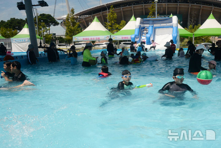 [전주=뉴시스] 김얼 기자 = 연이은 폭염이 이어지고 있는 31일 전북 전주시 전주월드컵경기장 물놀이장을 찾은 어린이들이 시원하게 물놀이를 즐기고 있다. 2025.07.31. pmkeul@newsis.com
