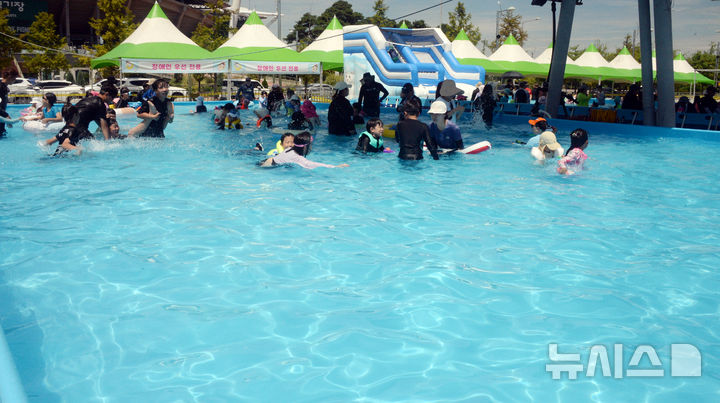 [전주=뉴시스] 김얼 기자 = 연이은 폭염이 이어지고 있는 31일 전북 전주시 전주월드컵경기장 물놀이장을 찾은 어린이들이 시원하게 물놀이를 즐기고 있다. 2025.07.31. pmkeul@newsis.com
