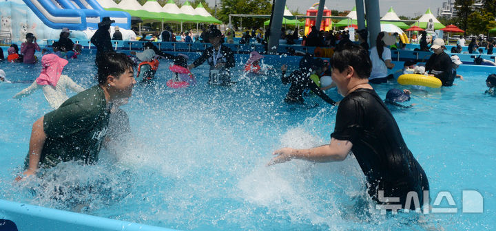 [전주=뉴시스] 김얼 기자 = 연이은 폭염이 이어지고 있는 31일 전북 전주시 전주월드컵경기장 물놀이장을 찾은 어린이들이 시원하게 물놀이를 즐기고 있다. 2025.07.31. pmkeul@newsis.com