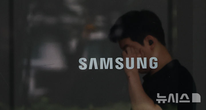 [서울=뉴시스] 최진석 기자 = 삼성전자가 올해 2분기 실적을 발표한 31일 서울 삼성전자 서초사옥에 삼성 로고가 보이고 있다.  이날 발표된 삼성전자 올해 2분기 연결 기준 매출은 74조5663억원, 영업이익 4조6761억원의 실적을 기록했다. 전년 같은 분기 대비 매출은 0.67%, 영업이익은 55.23% 하락했다. 2025.07.31. myjs@newsis.com