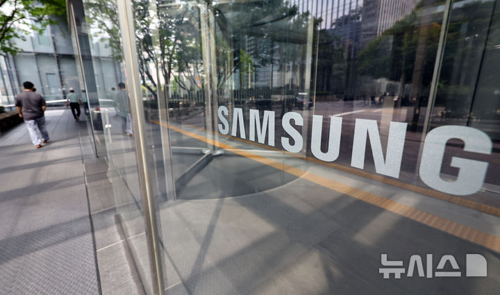 [서울=뉴시스] 최진석 기자 = 서울 삼성전자 서초사옥에 삼성 로고가 보이고 있다. 2025.07.31. myjs@newsis.com