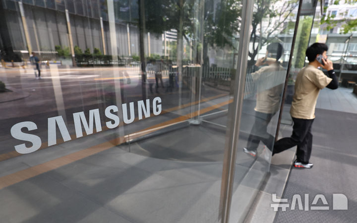 [서울=뉴시스] 최진석 기자 = 서울 삼성전자 서초사옥에 삼성 로고가 보이고 있다. 2025.07.31. myjs@newsis.com