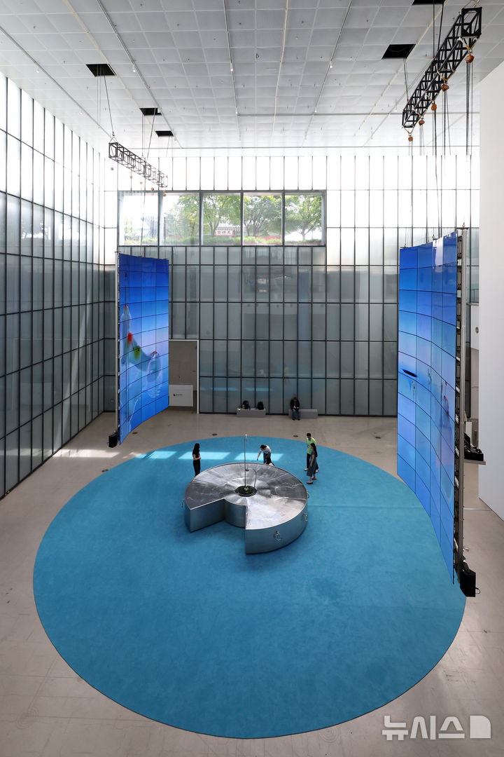 [서울=뉴시스] 박진희 기자 = 국립현대미술관은 LG전자와 파트너십을 맺고, 올해 처음 선보이는 MMCA·LG OLED 시리즈 2025-추수 '아가몬 대백과: 외부 유출본' 기자간담회를 31일 서울 종로구 국립현대미술관 서울에서 갖고 작품을 선보이고 있다. 추수(TZUSOO) 작가는 디지털 네이티브 세대로서 사이버 생태계와 현실이 교차하는 새로운 정체성을 탐구하며, 영상, 설치, 조각, 회화 등 다양한 매체를 넘나들며 작업한다. 2025.07.31. pak7130@newsis.com