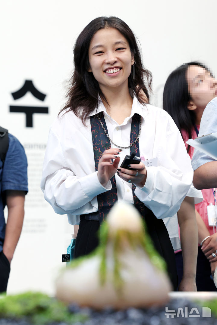 [서울=뉴시스] 박진희 기자 = MMCA×LG OLED 시리즈 선정 작가 추수(TZUSOO)가 31일 서울 종로구 국립현대미술관 서울에서 MMCA·LG OLED 시리즈 2025-추수 '아가몬 대백과: 외부 유출본' 기자간담회를 하고 있다. MMCA·LG OLED 시리즈는 국립현대미술관과 LG전자가 협력한 중장기 프로젝트로 현대미술과 디지털 기술의 접점에서 동시대 시각예술의 확장 가능성을 탐색하는 미래지향적 프로그램이다. 2025.07.31. pak7130@newsis.com