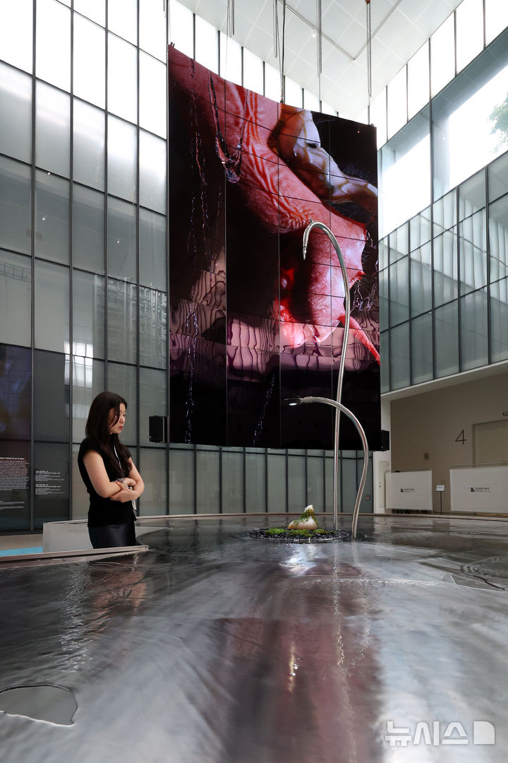 [서울=뉴시스] 박진희 기자 = 국립현대미술관은 LG전자와 파트너십을 맺고, 올해 처음 선보이는 MMCA·LG OLED 시리즈 2025-추수 '아가몬 대백과: 외부 유출본' 기자간담회를 31일 서울 종로구 국립현대미술관 서울에서 갖고 작품을 선보이고 있다. 추수(TZUSOO) 작가는 디지털 네이티브 세대로서 사이버 생태계와 현실이 교차하는 새로운 정체성을 탐구하며, 영상, 설치, 조각, 회화 등 다양한 매체를 넘나들며 작업한다. 2025.07.31. pak7130@newsis.com