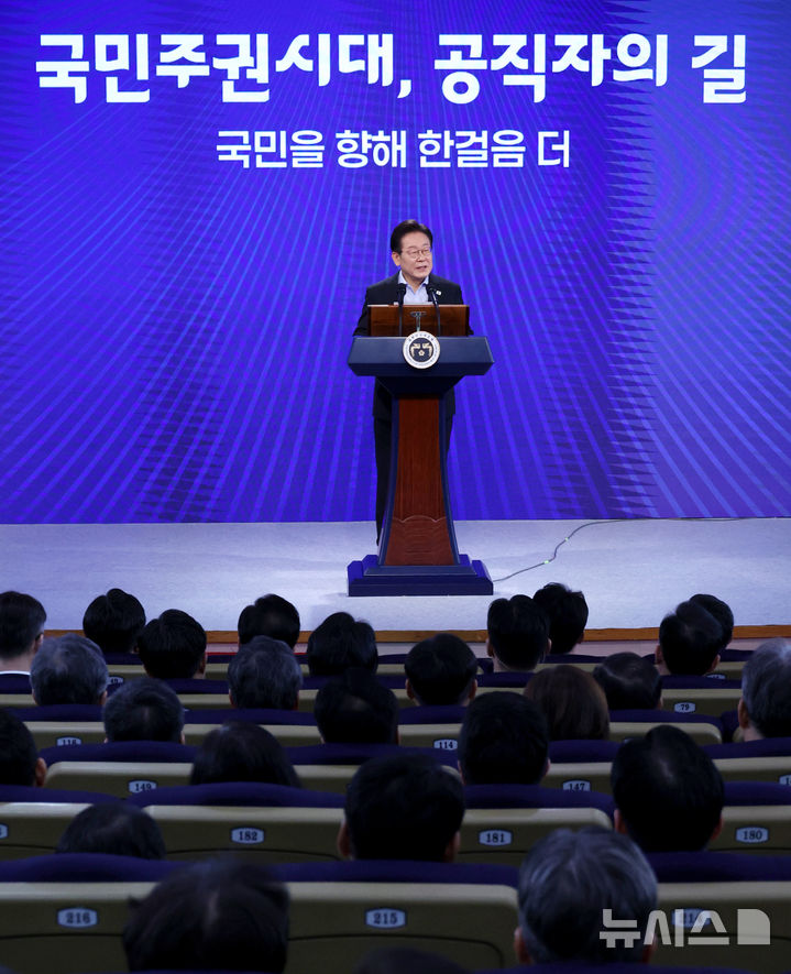[서울=뉴시스] 최동준 기자 = 이재명 대통령이 31일 서울 종로구 정부서울청사에서 열린 '국민주권시대 공직자의 길' 고위공직자 워크숍에서 특강하고 있다. (대통령실통신사진기자단) 2025.07.31. photocdj@newsis.com