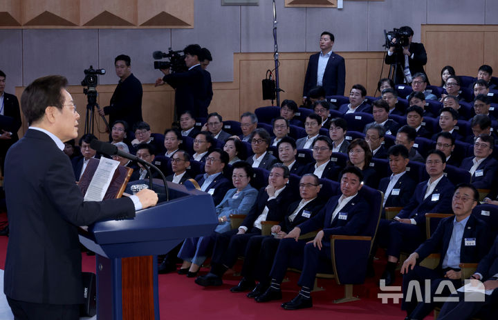 [서울=뉴시스] 최동준 기자 = 이재명 대통령이 31일 서울 종로구 정부서울청사에서 열린 '국민주권시대 공직자의 길' 고위공직자 워크숍에서 특강하고 있다. (대통령실통신사진기자단) 2025.07.31. photocdj@newsis.com