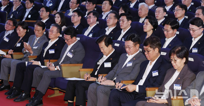 [서울=뉴시스] 최동준 기자 = 김민석 국무총리와 국무위원 등 참석자들이 31일 서울 종로구 정부서울청사에서 열린 '국민주권시대 공직자의 길' 고위공직자 워크숍에서 이재명 대통령의 특강을 메모하고 있다. (대통령실통신사진기자단) 2025.07.31. photocdj@newsis.com